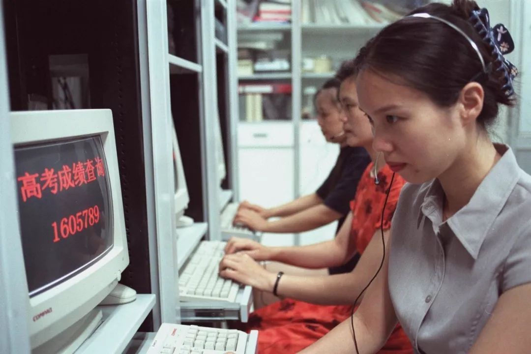 老照片回顾高考43年：哪一年最惊心动魄？