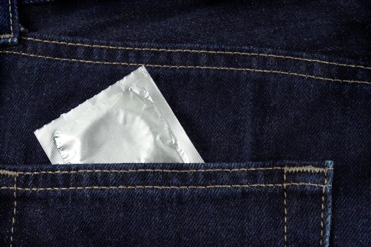 避孕套戴上就能用？男女须知：10种错误用法，可能戴了也白搭