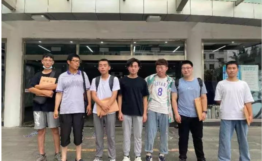 山东54岁泥瓦匠大学毕业：一直瞒着妻子去上学，因年龄多次投简历无果，只能回到工地