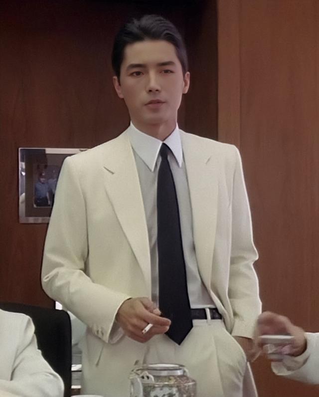 退出演艺圈14年后,69岁尊龙为老友庆生,曾有过7年婚姻无儿无女