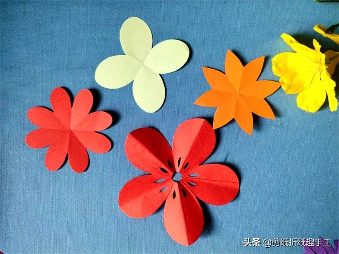 史上最简单的窗花怎么剪(好看的窗花剪纸，教你5瓣花秒变成10瓣花，剪纸里面有诀窍)