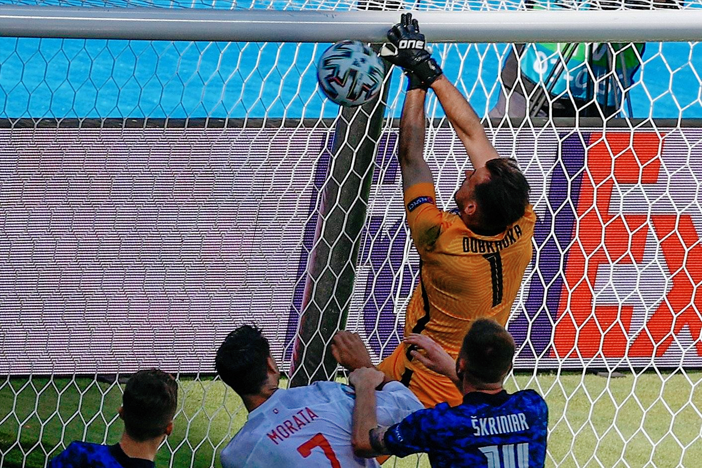 2021欧洲杯已打进11粒乌龙(守门员竟把球扣入自家大门,到底怎么回事