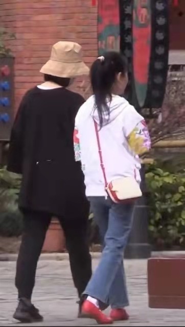 孕妇篮球服(谢娜清华侄子颜值曝光！190穿篮球服好帅气，谢娜怀孕后也更美了)