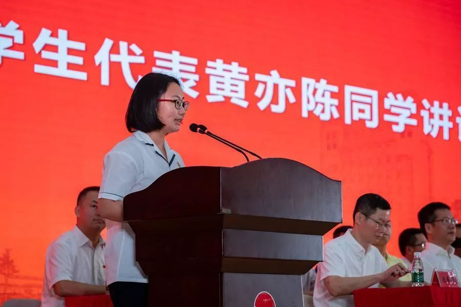 她是我国最贵的高考状元，一举拿下百万奖学金，改变家庭命运