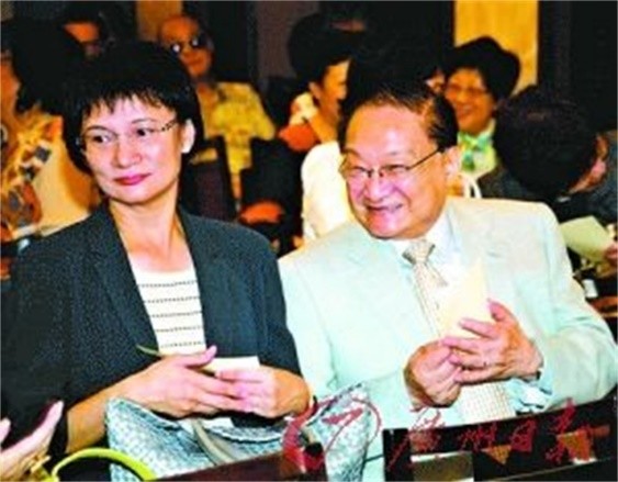 3年前金庸逝世，书迷自发赶到医院，次子捧遗像送父亲最后一程