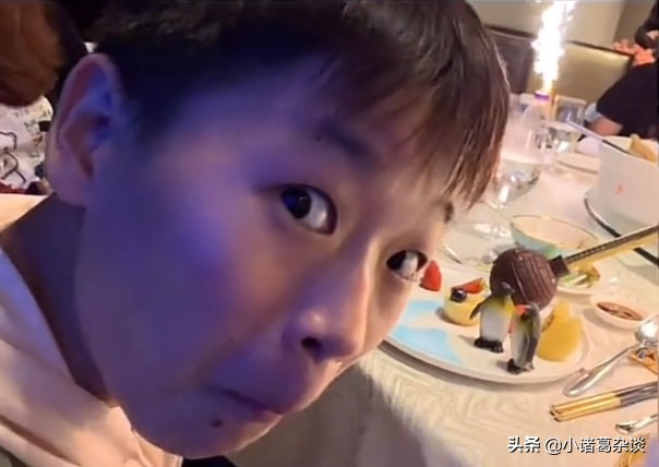 全红婵搞怪！对着镜头做鬼脸，在游乐园吃套餐，激流勇进坐过瘾了