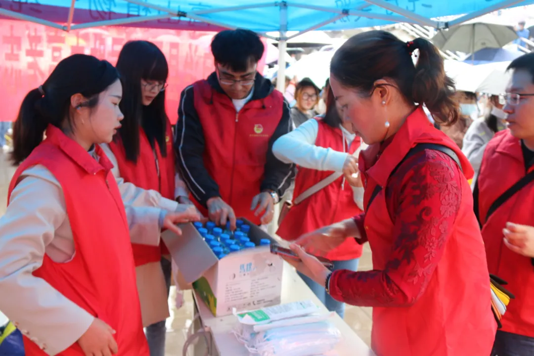 威宁团县委、县民政局84名“青年志愿者”服务高考