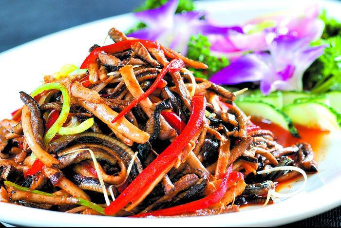 总结:选择鳝鱼最好选择2两左右中指粗的,这样的肉质更嫩,有条件的选择