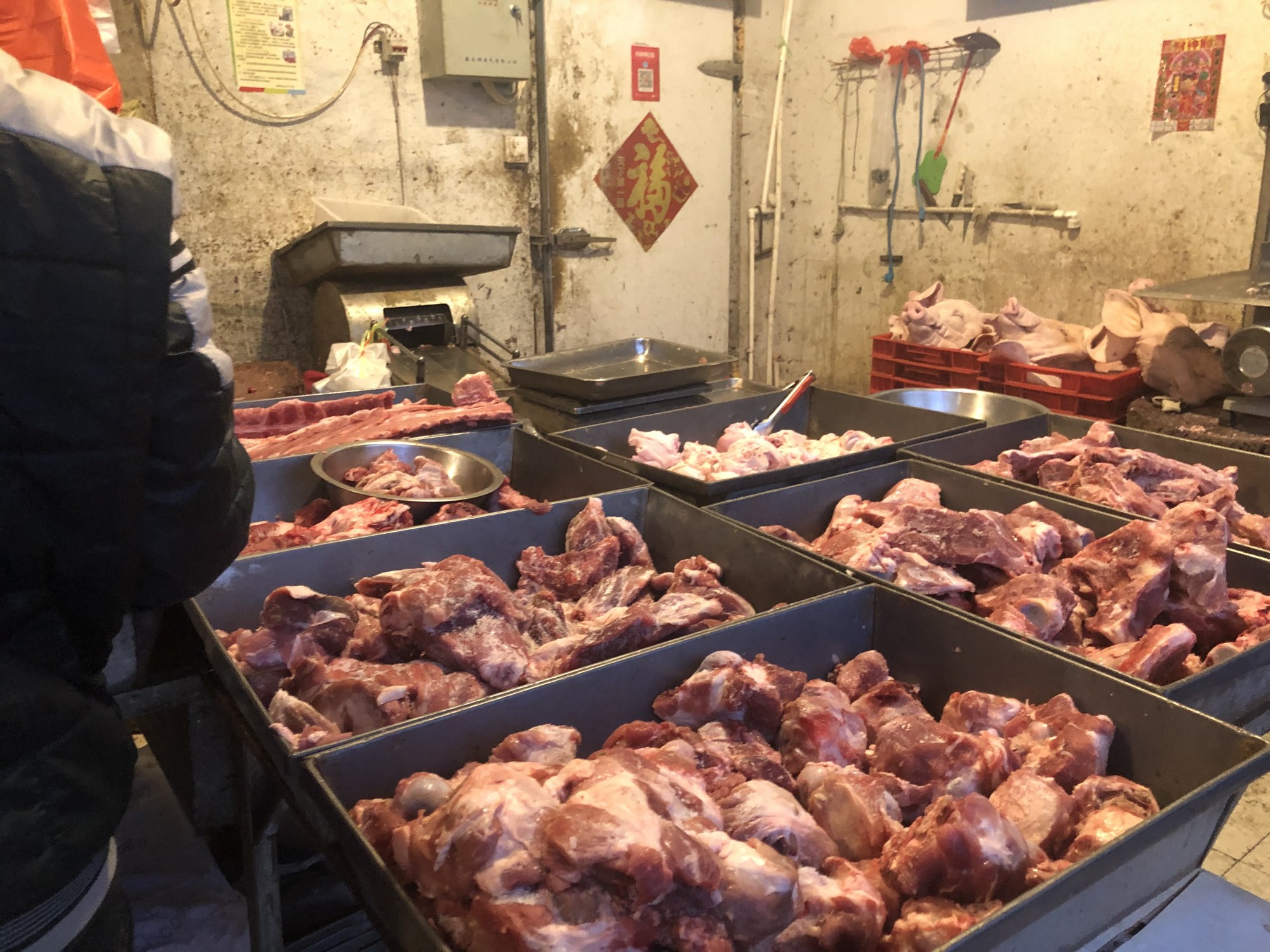山东沂南猪肉涨到27元一斤，肉联厂门市冷清，不见市民排队灌香肠