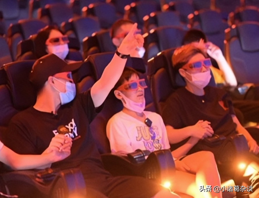 全红婵搞怪！对着镜头做鬼脸，在游乐园吃套餐，激流勇进坐过瘾了