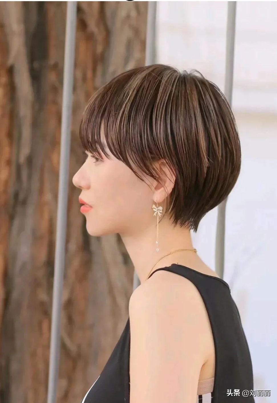 挂耳短发后区底部会修剪得短一点,这样整体显得也特别的利落,碎碎的发