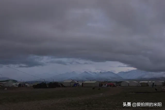 清晨纳木措，雨滴敲打着屋顶