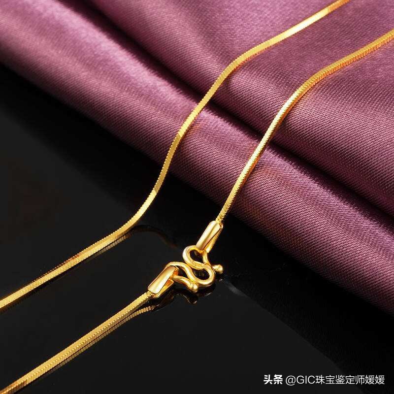 重的有几十克,不过市面上最常见的女士金项链一般10克左右,克数小点更