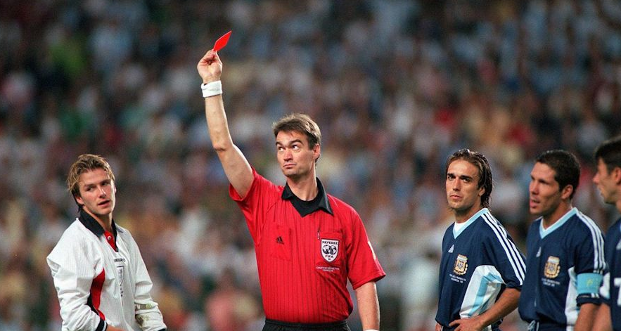 贝克汉姆成名球是在世界杯(从1998到2002，回顾贝克汉姆的救赎之旅)