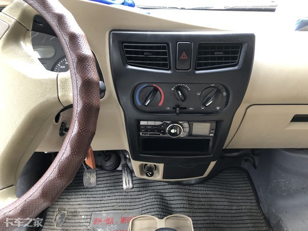 这与常规的微卡车型内饰配色有些不同,进入车内满眼望去都是米色的