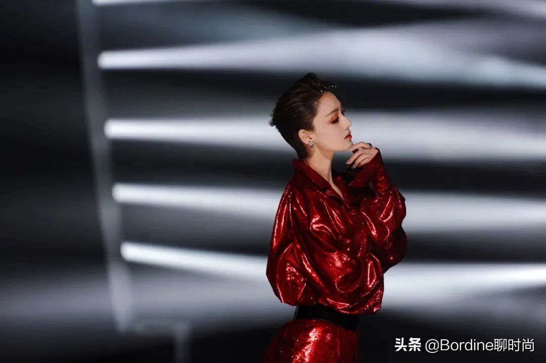 珠光红是什么颜色(乘风破浪的路上,张馨予身穿红色,搭配黑色,帅气,酷