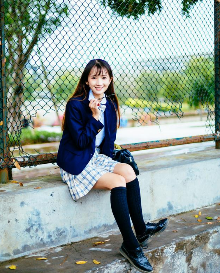为什么“贵族学校”女生校服是裙子，普通学校是裤子？原因很现实