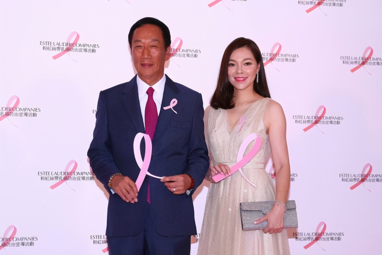 富豪郭台铭为嫩妻曾馨莹庆生，知道老婆不爱钱，每年坚持送玫瑰花