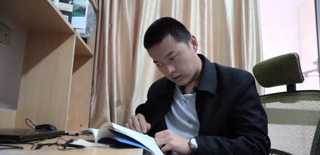励志！从不能站立到学会行走，脑瘫少年离家4000公里读大学，还跨专业考上研究生