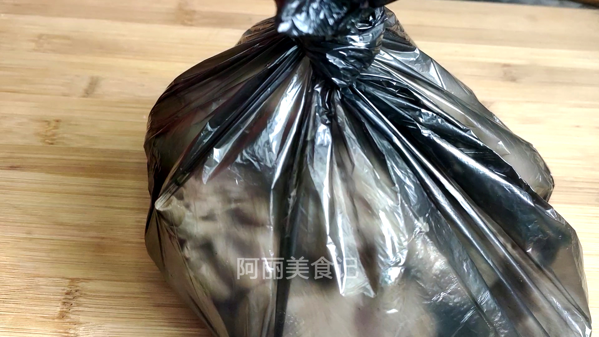 今天才知道，保存大蒜这么简单，放好久不发芽不干瘪，真好用