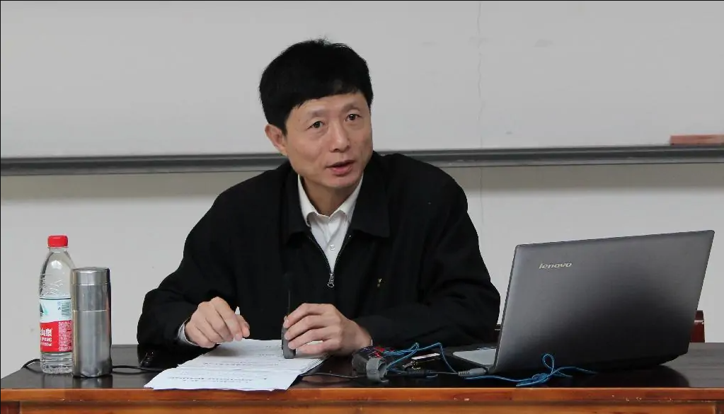 南开教授艾跃进曾告诫学生：穷不是你的错误，虚荣是你的错误