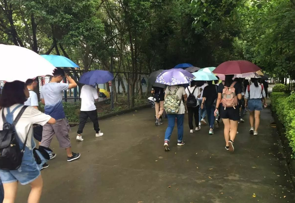 00后新生“社交牛逼症”自我介绍，征服全班同学，网友：接地气