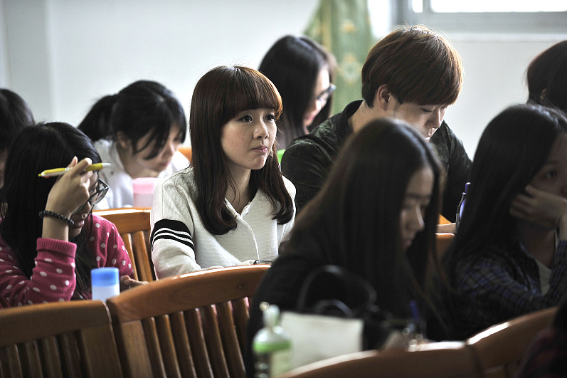 高校更换“高科技”新课桌，学生表示世界观被颠覆，网友羡慕不已