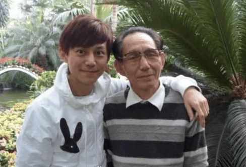 何炅实在太低调，父母身份背景曝光后令人意外，难怪这么优秀呢