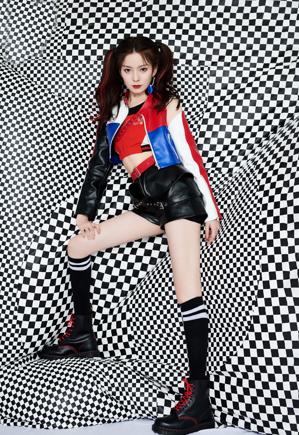 双马尾赛车(硬糖少女曝帅气写真,nene双马尾俏皮可爱
