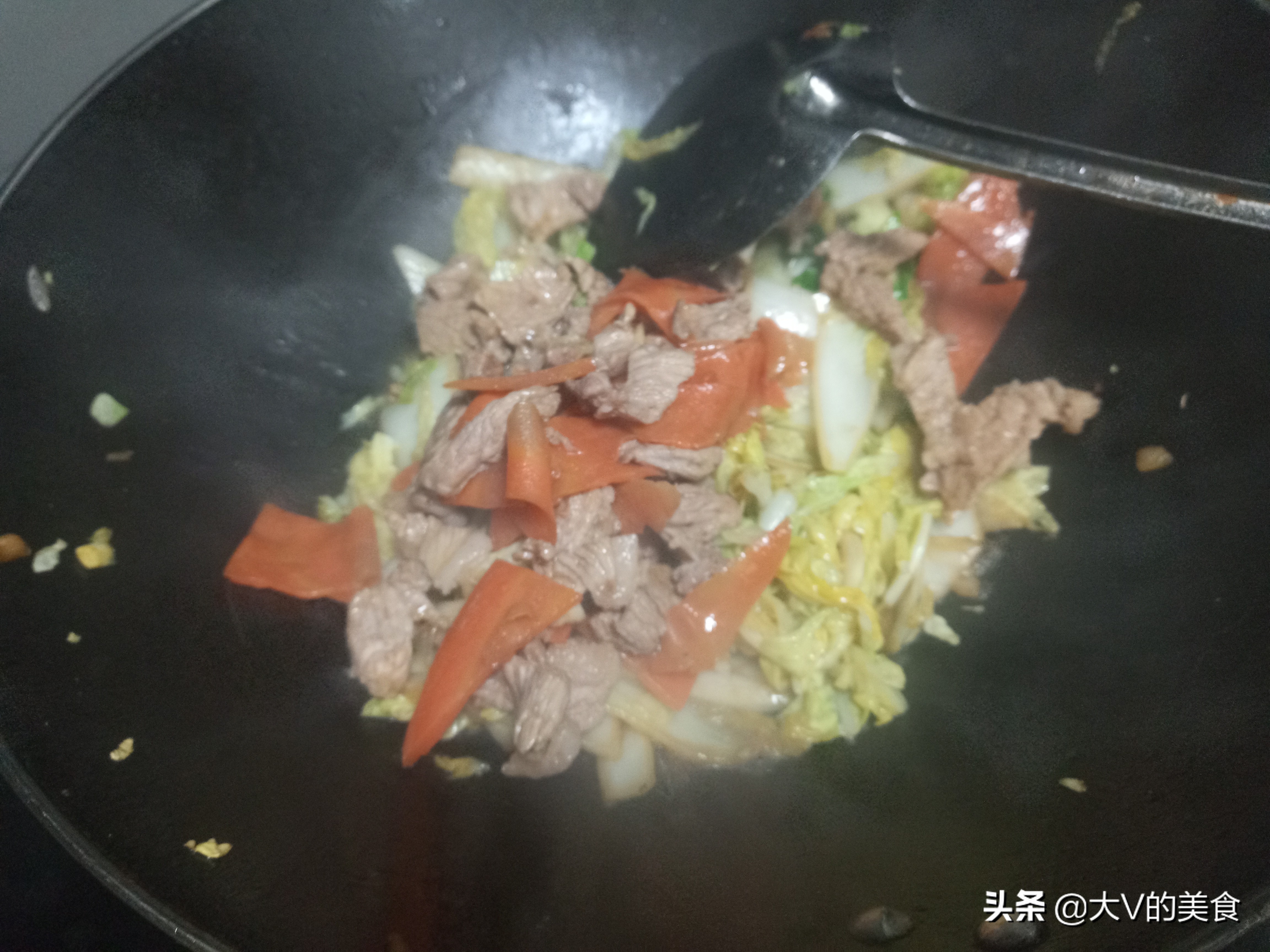 白菜炒肉的做法(白菜炒肉片简单这样炒，比直接下锅炒好吃，鲜甜入味开胃又下饭)
