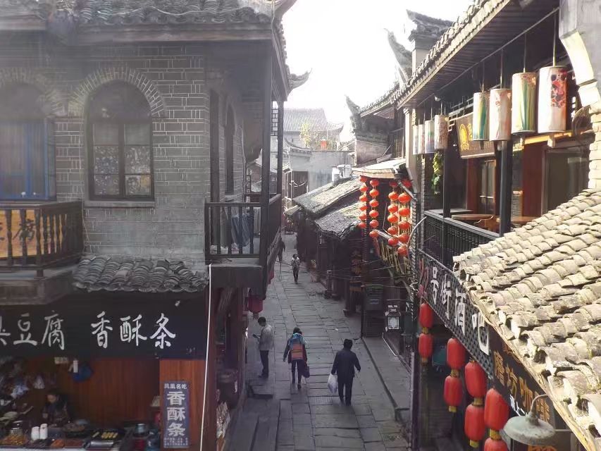 凤凰古城在哪里市县位置，凤凰古城旅游景点详细介绍