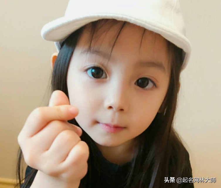 又短又顺口的英文名女（优雅大方的女孩英文名）