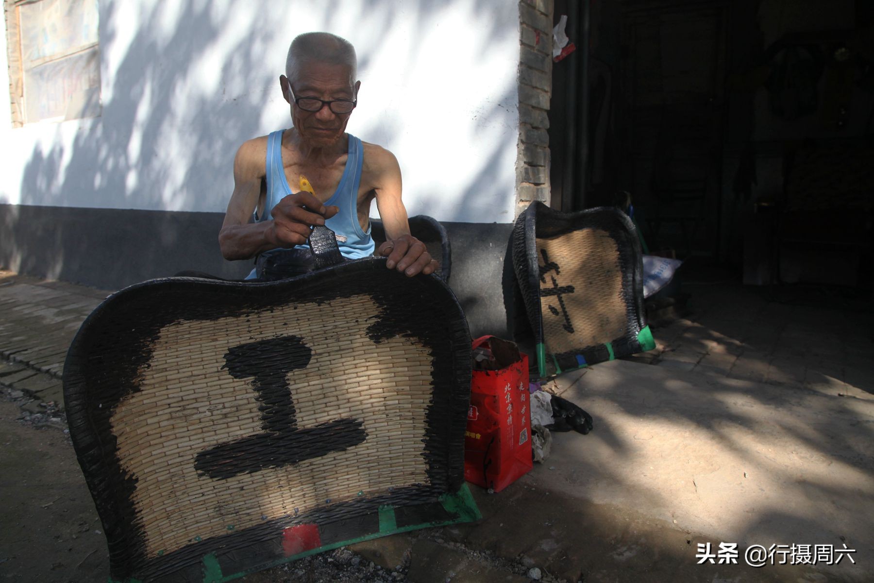 8旬农民大爷痴迷五行八卦，自选风水宝地独居20年，看活成啥样