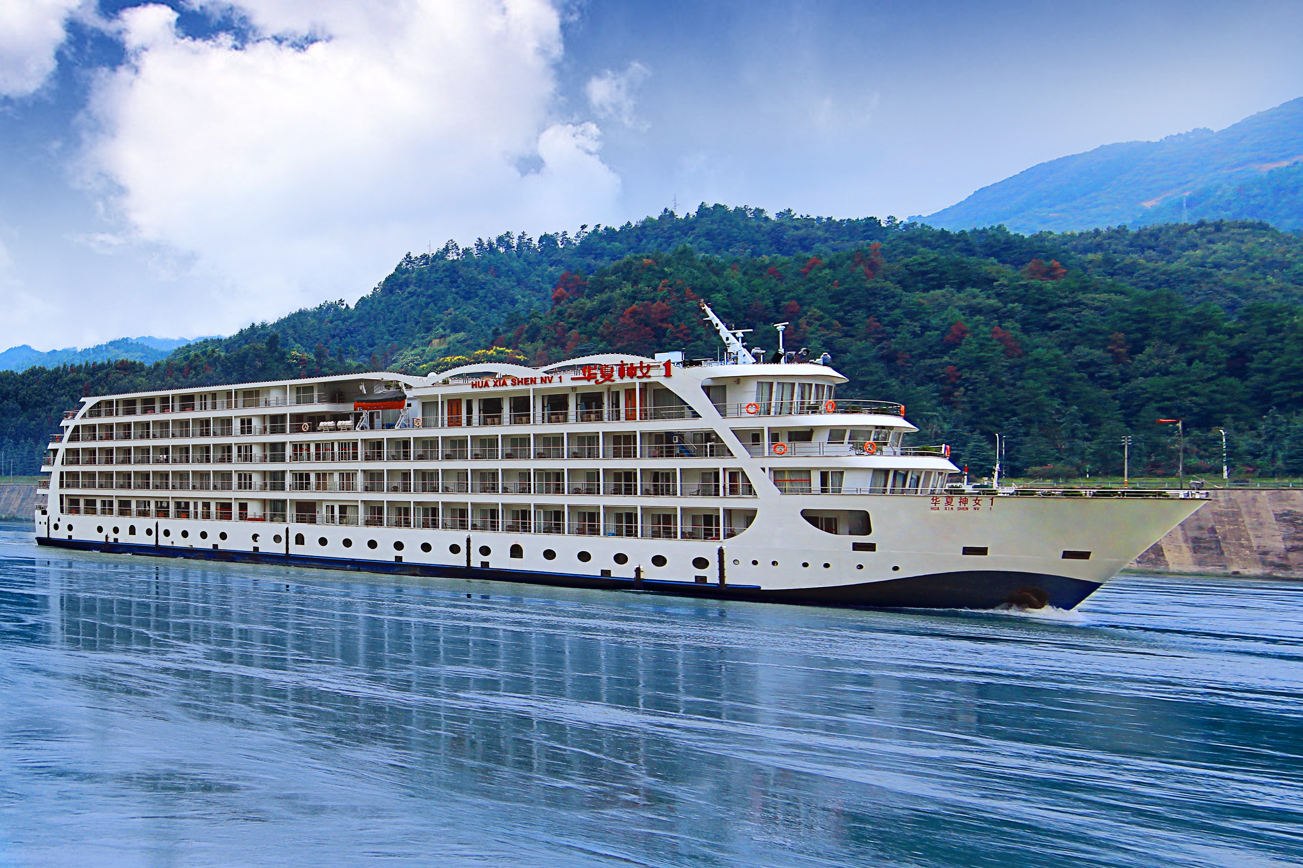 重庆到宜昌星际雅典娜游轮3天2晚旅游,船票价格900每人左右,其它游轮