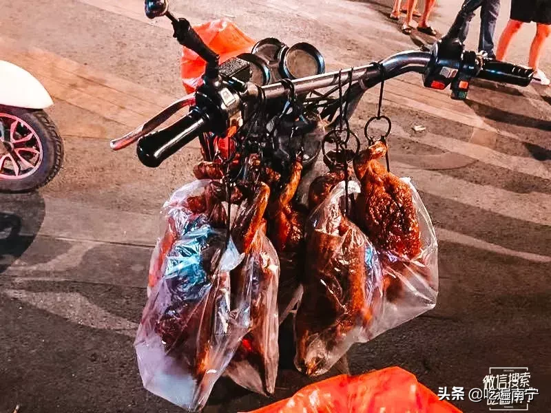 这家晚上10点半才开摊的烧鸭粉!还没开摊就有人在排队