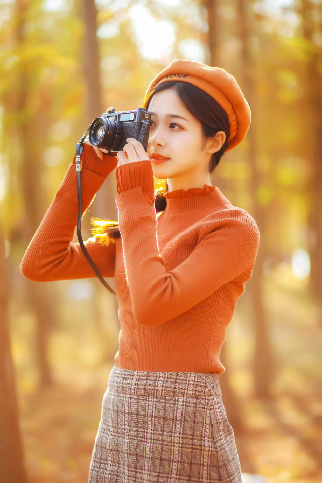 像外出拍照时,你就可以拿起随身携带的相机假装在拍照,这样手能有戏