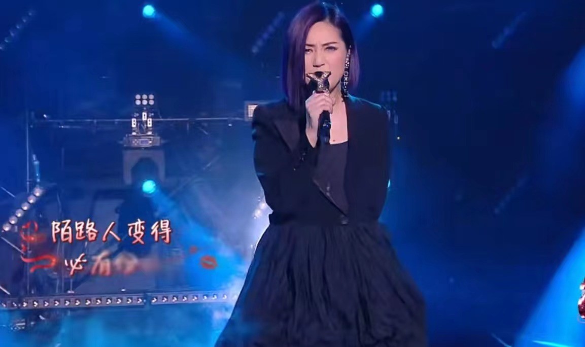 破音跑调，飙高音累到裤子崩开，但我还是要给这位31岁歌手点个赞