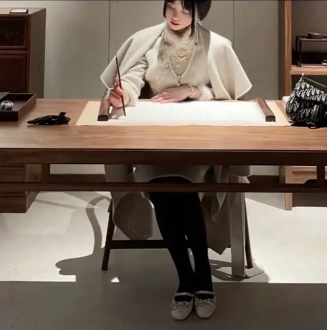 “佛媛”的8个迷惑行为，一个比一个离谱，有人还穿着吊带裙抄经