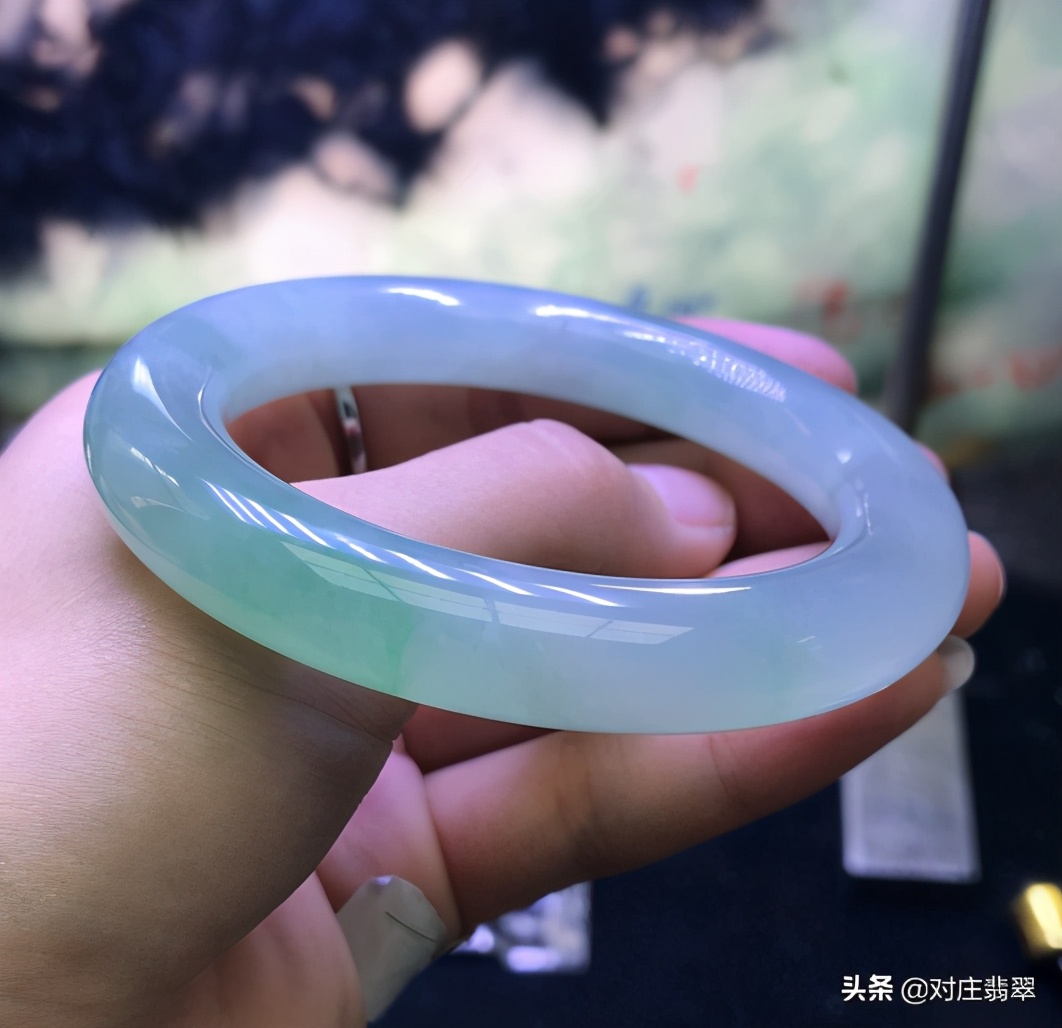 起货即涨的翡翠手镯,隐藏在乌黑色板料外皮下的细腻玉质(手镯尺寸圈口