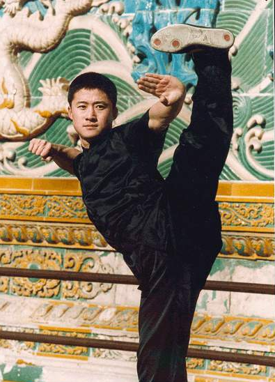 吴京的逆袭情史，因穷曾被两位美人嫌弃，邂逅谢楠后收获神仙爱情
