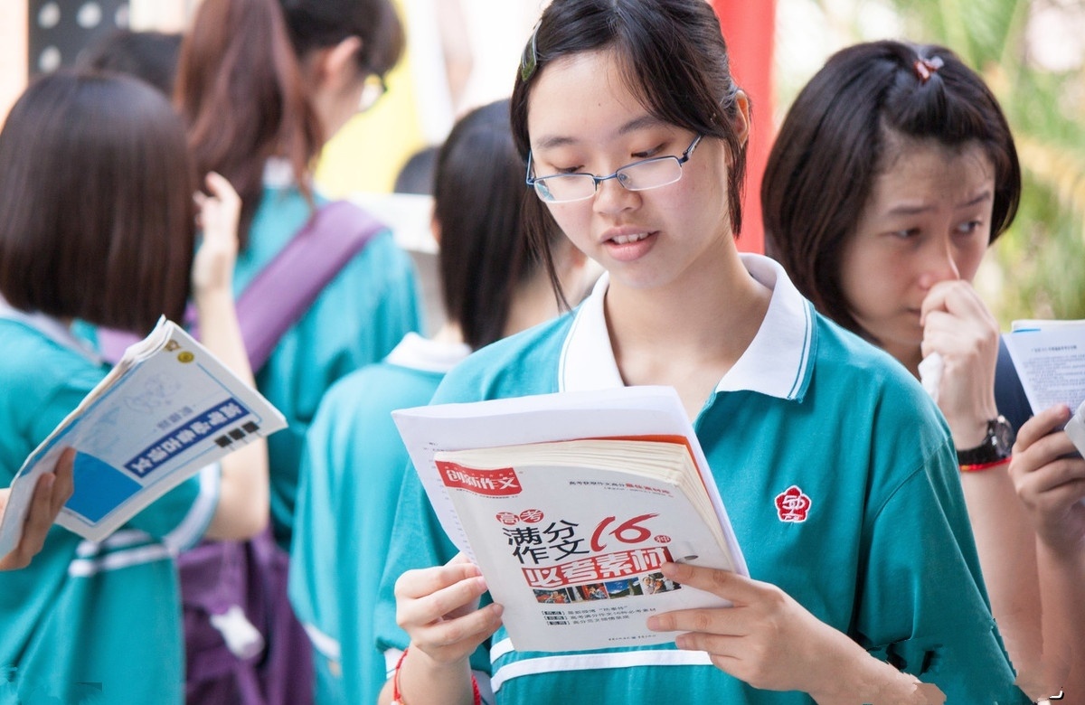 上海这所大学被严重“高估”，录取分数高，就业前景堪忧