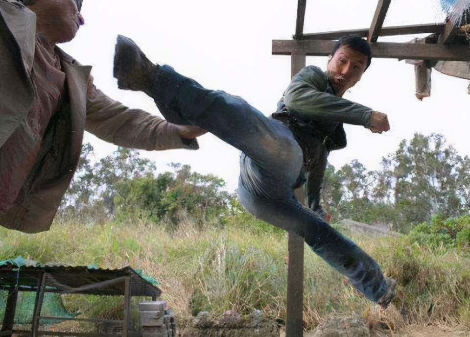 足球凌空飞踢(甄子丹再现凌空飞踢,力证自己还不老,这动作吴京赵文卓
