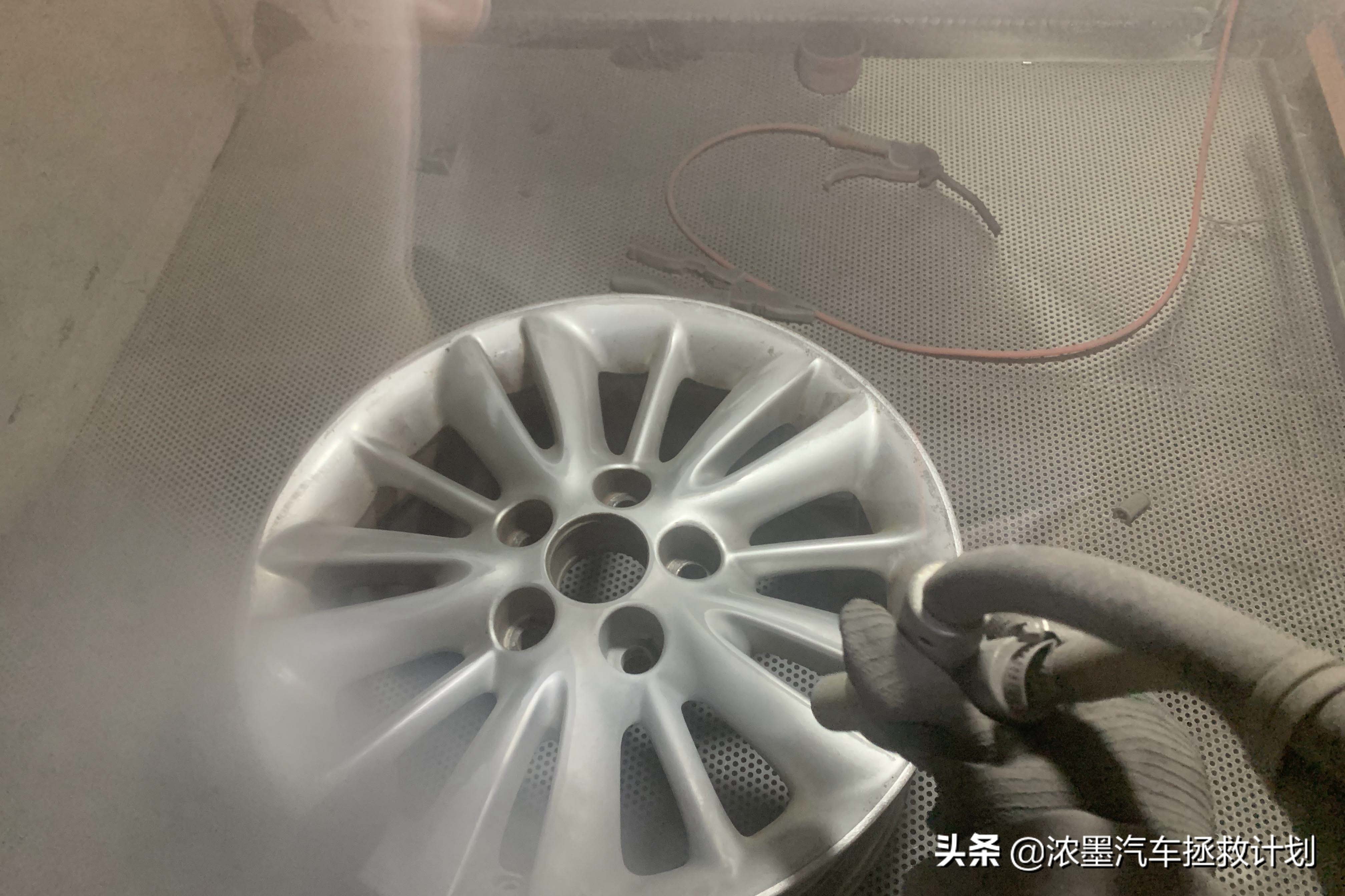 「璀璨明珠」修复整备一台破烂不堪的丰田皇冠，重新焕发盎然生机