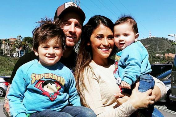 梅西,安东内拉和两个儿子2017年6月30日,梅西和女友安东内拉在家乡