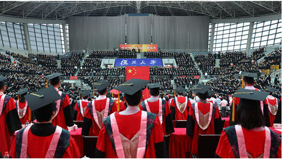 复旦开除3名违法学生，同学因不满处分“闹事”，高校处理过分吗