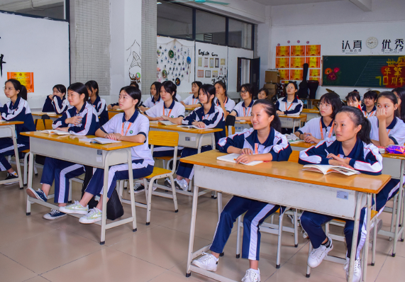 为学生“量身定做”新型课桌，家长们很开心，但学生们开心不起来