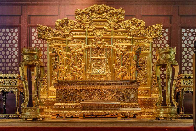 龙椅李忱一心想立李滋为太子,但恐若废长立幼必致群臣驳谏,故耽搁多年