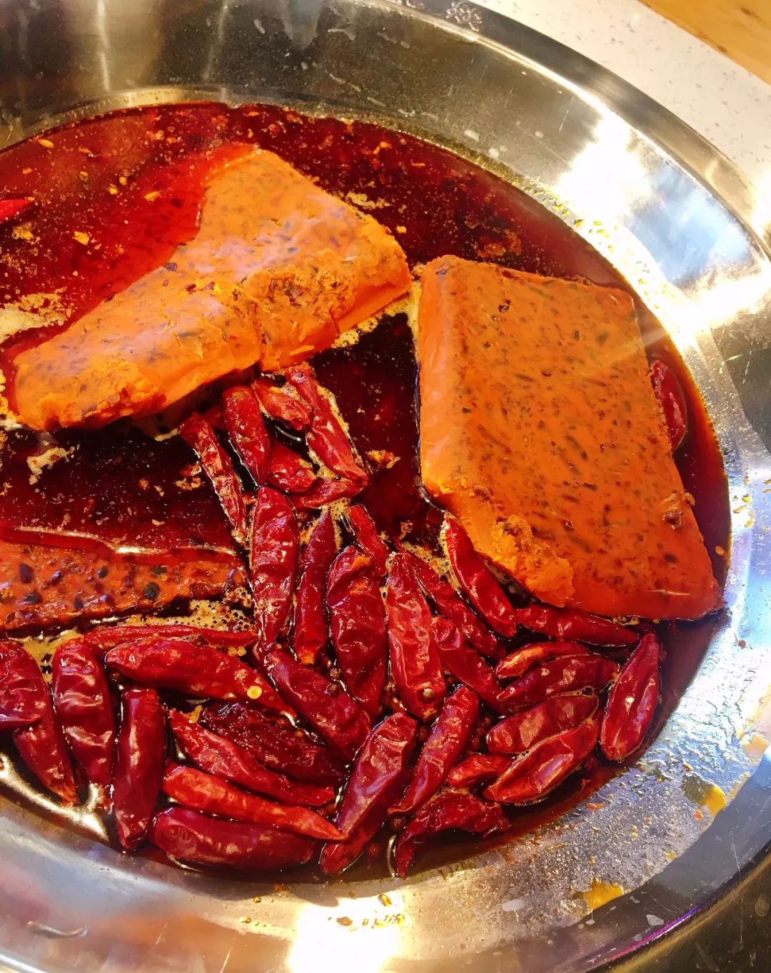 锅底精选几十种香料,花椒,辣椒炒制,重油少水,全部一次性.