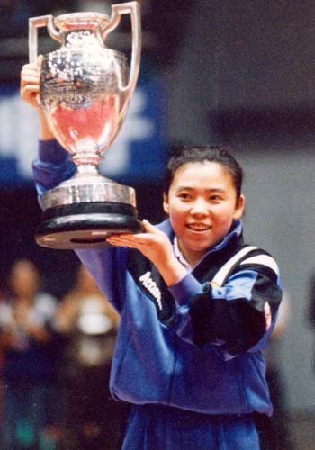 邓亚萍学历多高(乒乓女皇邓亚萍：14年运动生涯，拿下18个世界冠军奖牌，为国争光)