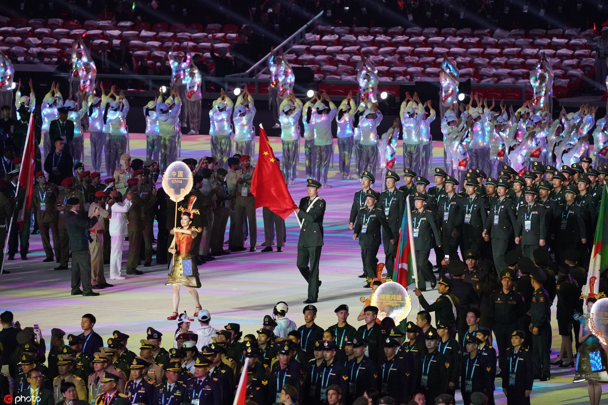 世界杯中国队入场视频(最帅方阵！中国军人代表团整齐入场全场欢呼，王治郅担任旗手)